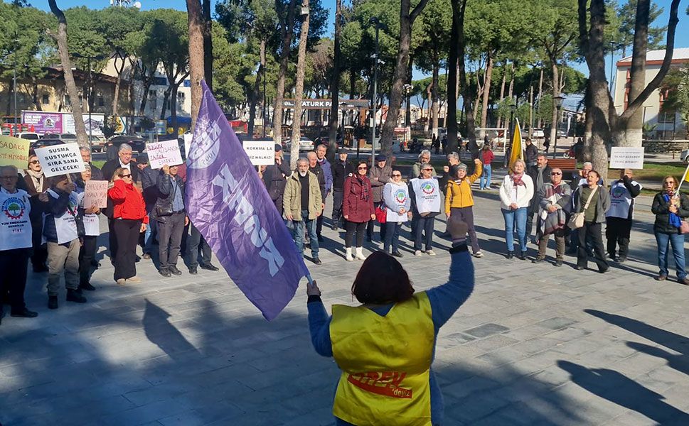 Öğretmenler geçinemiyoruz deyip iş bıraktı
