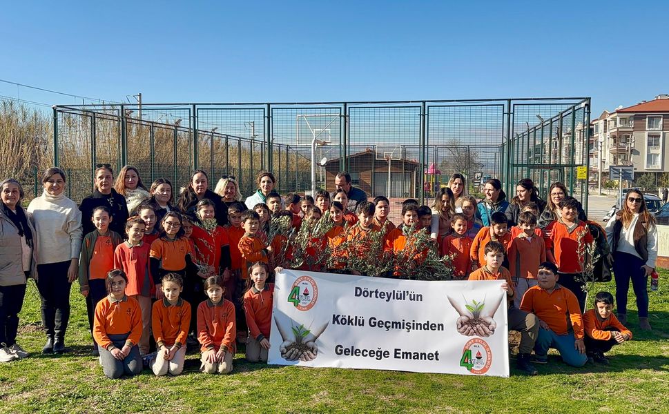 Tire’de öğrenciler, zeytin fidanlarını toprakla buluşturdu