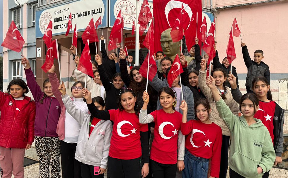 Okullarda "Bayrak Sevgisi" temasıyla ilk ders zili çaldı