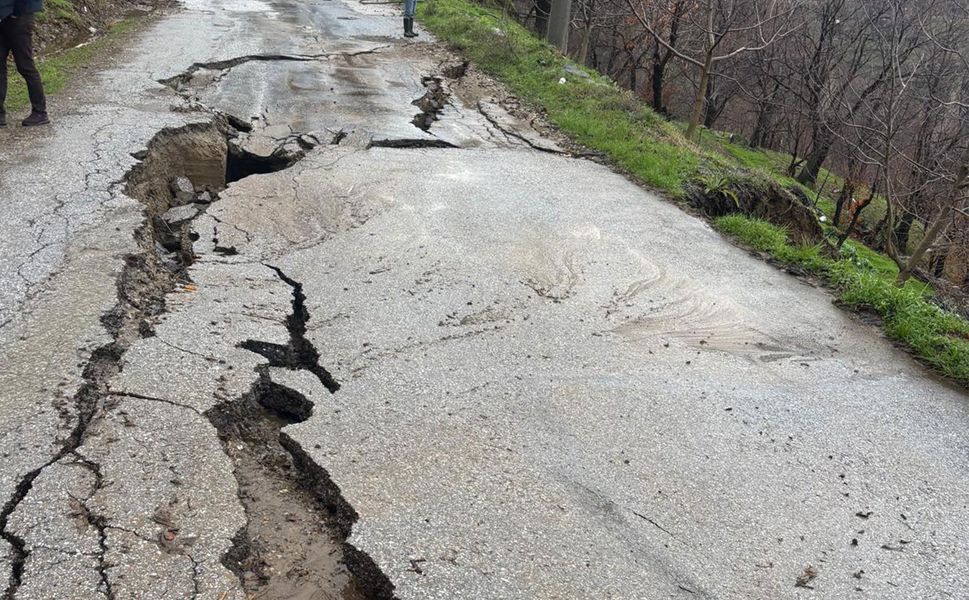 Dallık yolunda göçük meydana geldi