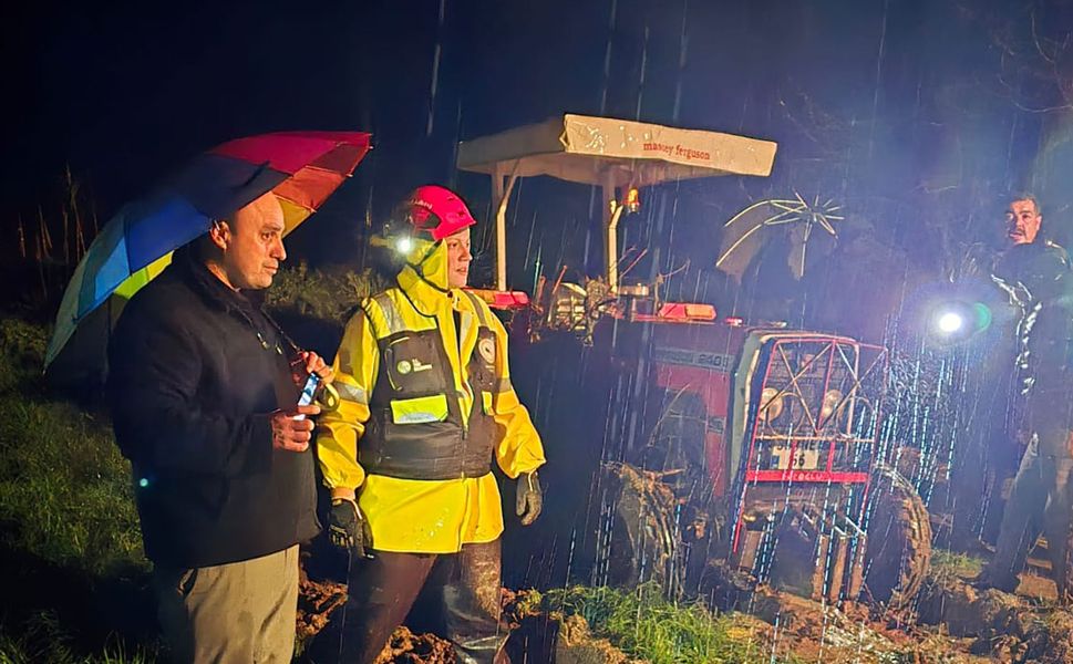 Sel sularına kapılan traktör kurtarıldı