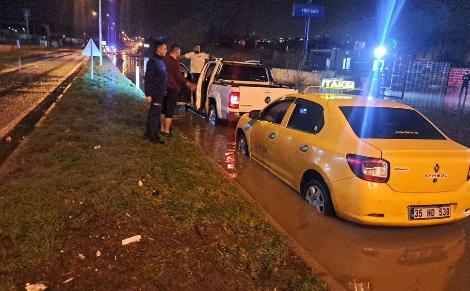 Çevreyolunda araçlar mahsur kaldı