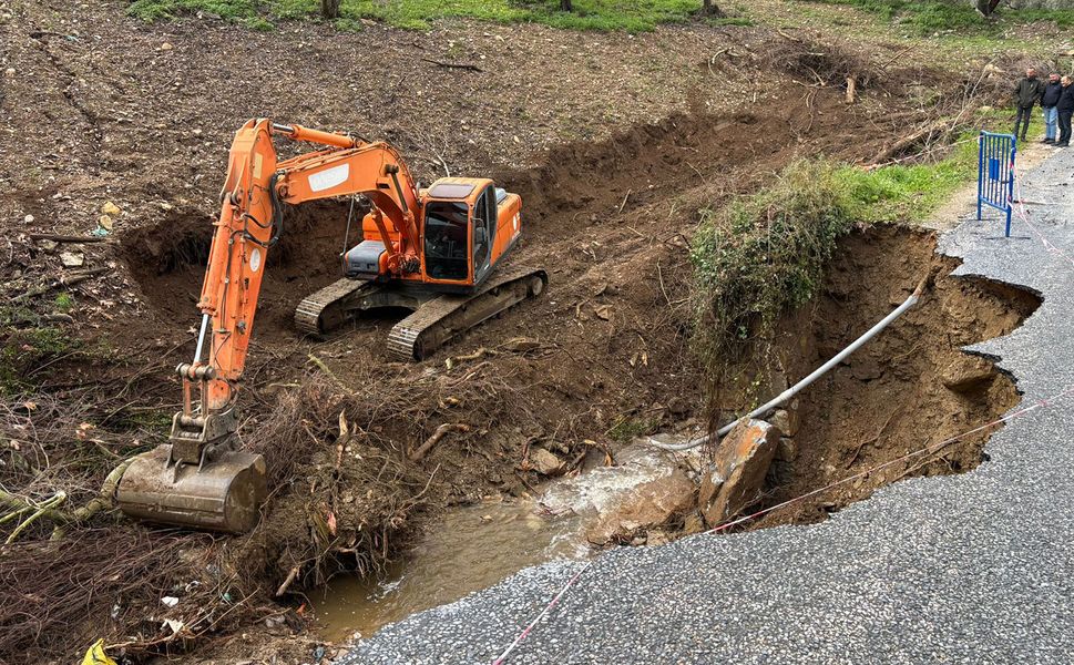 Belediye, yolun açılması için çalışmalarını sürdürüyor