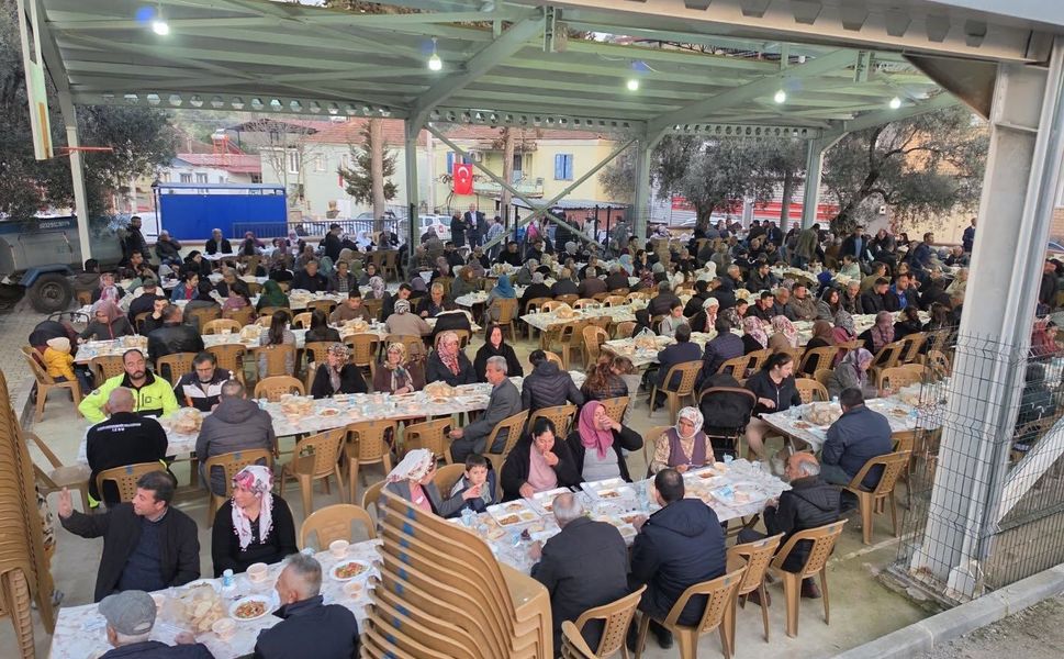 Akyurt Mahallesi’nde yüzlerce kişi iftar sofrasında buluştu