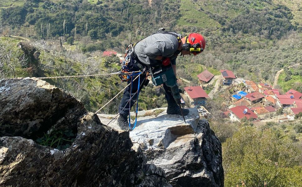 Tire’de 40 tonluk dev kaya, kontrollü şekilde indirildi