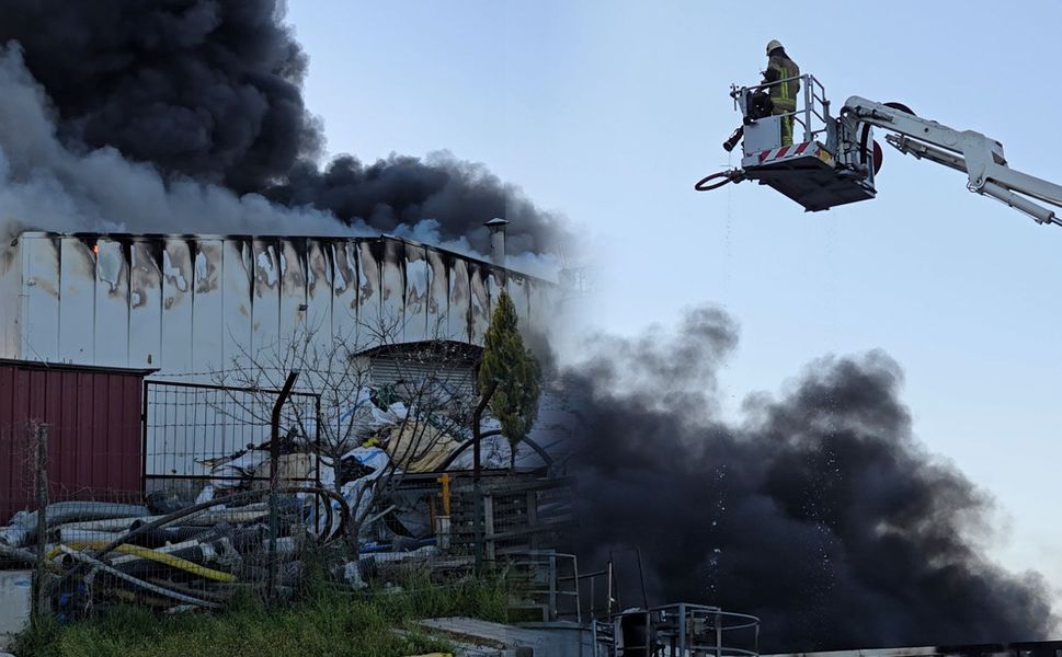 Tire Organize Sanayi Bölgesi’nde geri kazanım tesisi alevlere teslim oldu