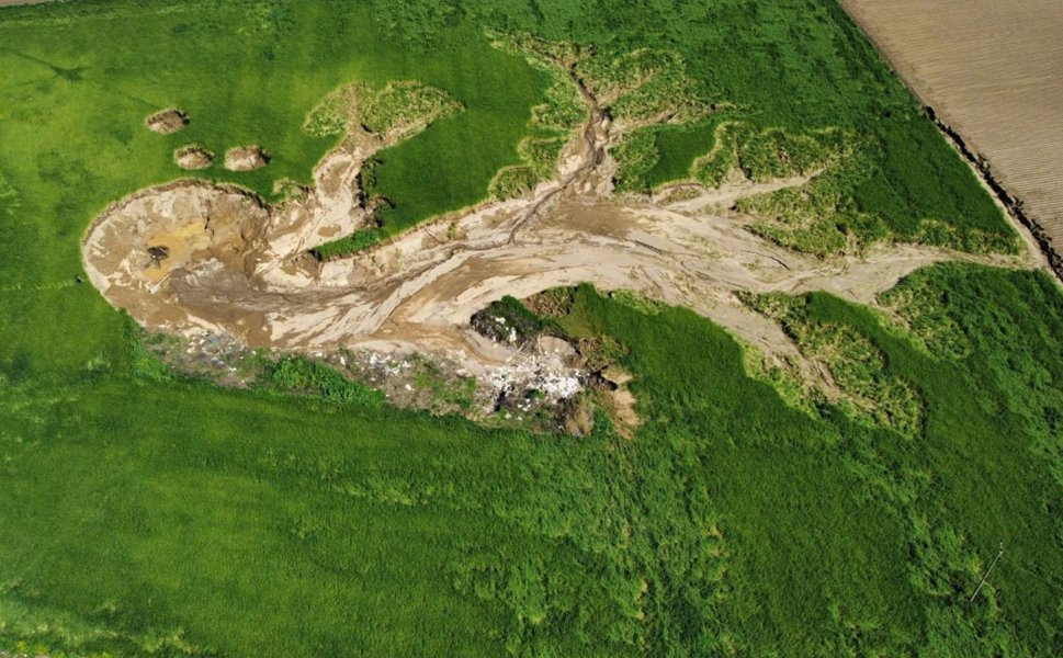 Tire ovasında korkutan görüntü: dev obruk tarlayı yuttu
