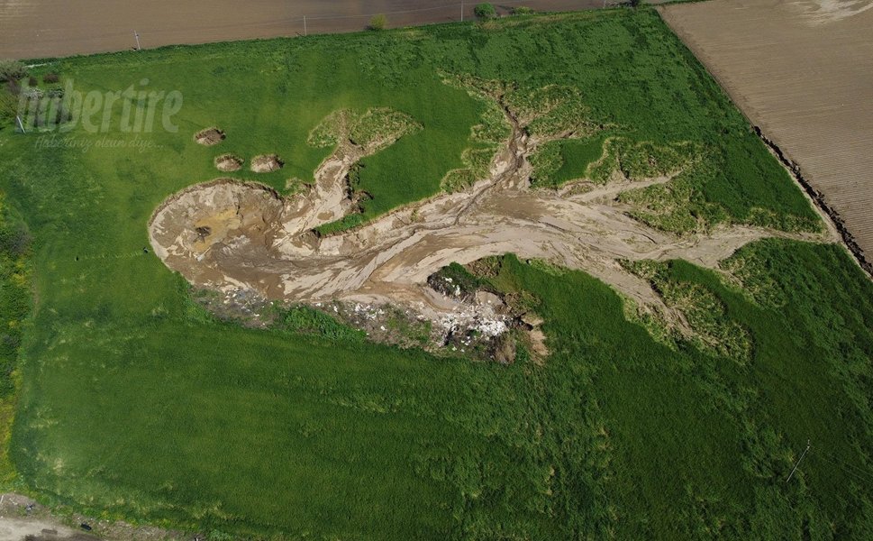 Tire ovasında korkutan görüntü: dev obruk tarlayı yuttu