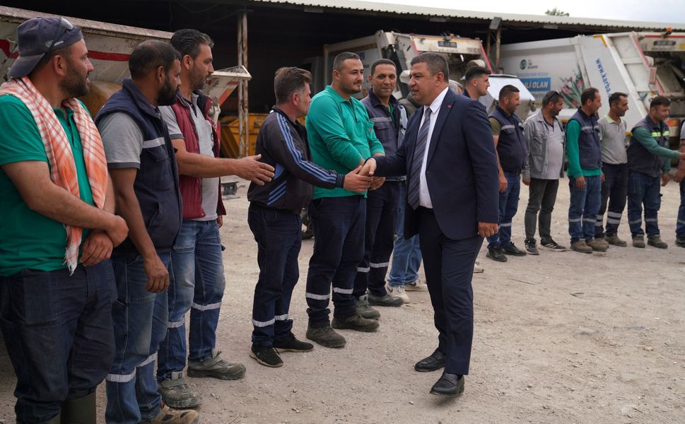 Başkan Okuroğlu, belediye personeliyle bayramlaştı