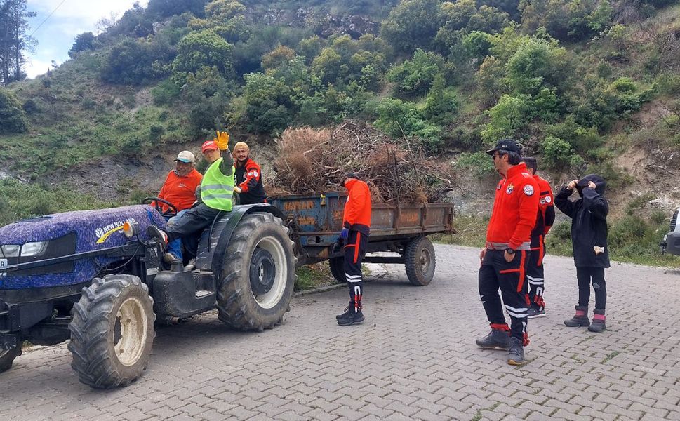Yangın riskine karşı ormanı temizlediler