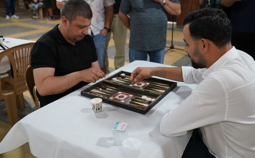 Tire’de babalar, tavlada kozlarını paylaştı