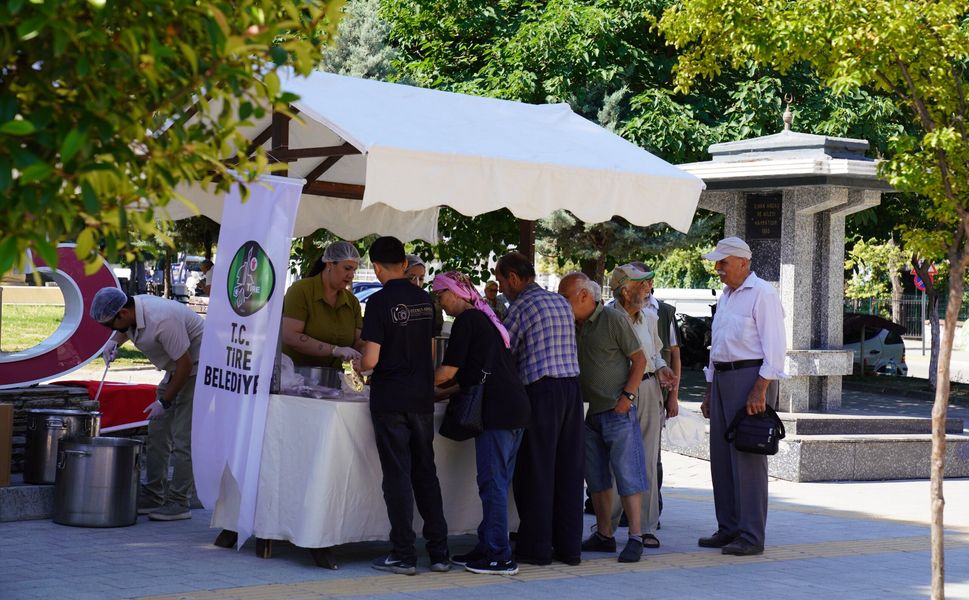 Tire Belediyesi’nden vatandaşa aşure ikramı