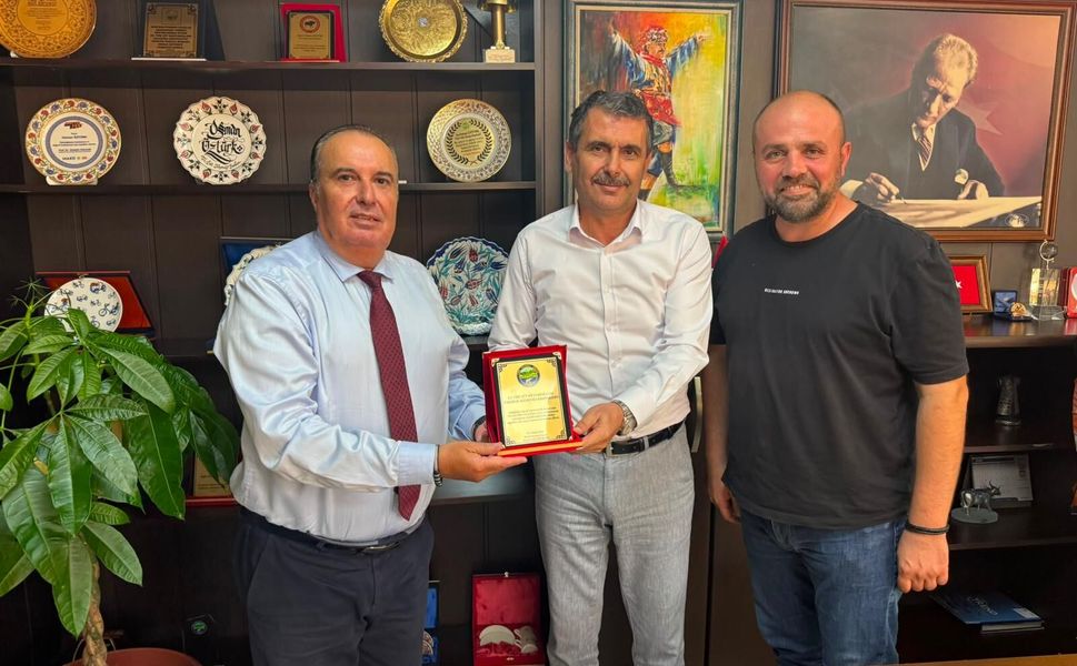 Tire Şiş Köfte’nin tanıtımına katkıları için plaket aldılar