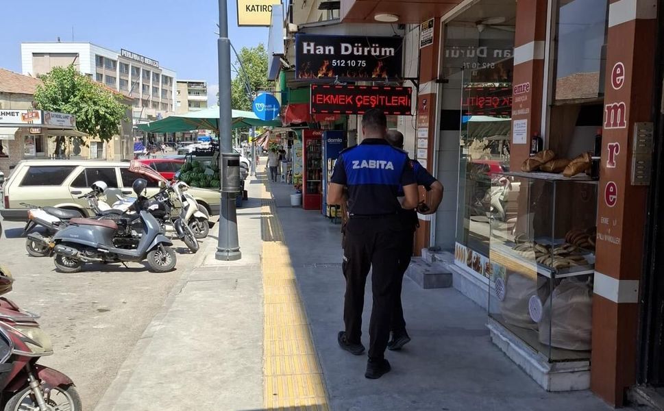 Tire’de kaldırım işgaline zabıta müdahalesi
