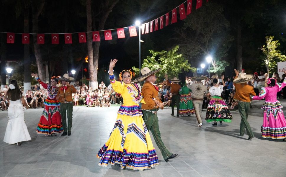 Tire’de dünya dansları aynı sahnede buluştu