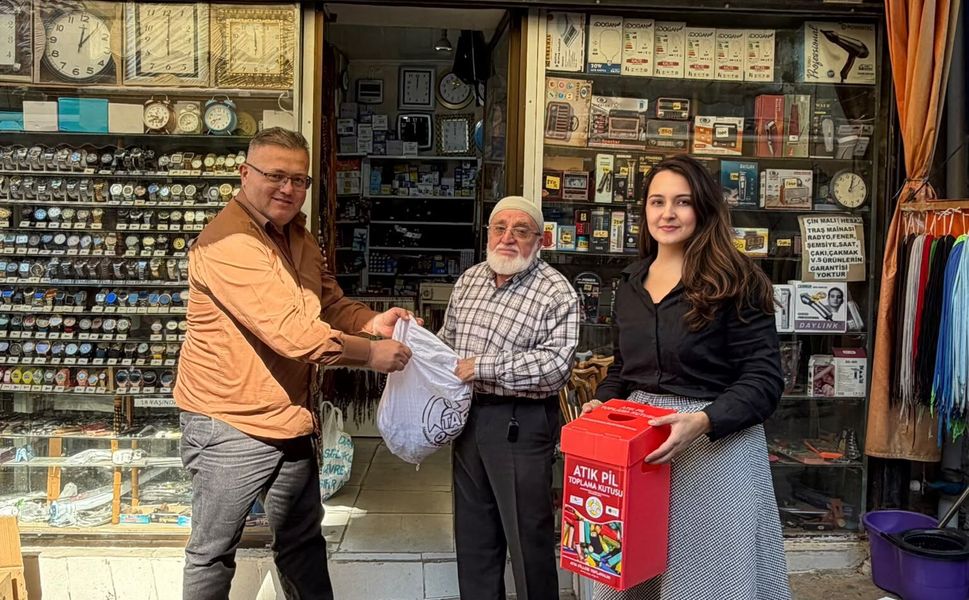 Tireli esnaftan örnek davranış: 29 kilogram atık pil topladı