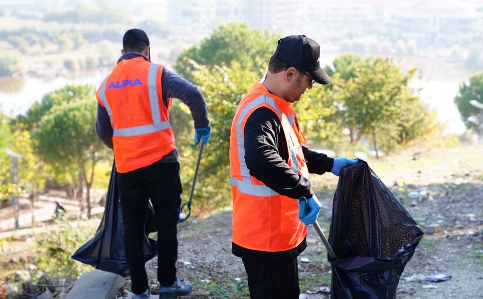 Tire Belediyesi ve ALPLA çalışanlarından Gölet’te çevre temizliği