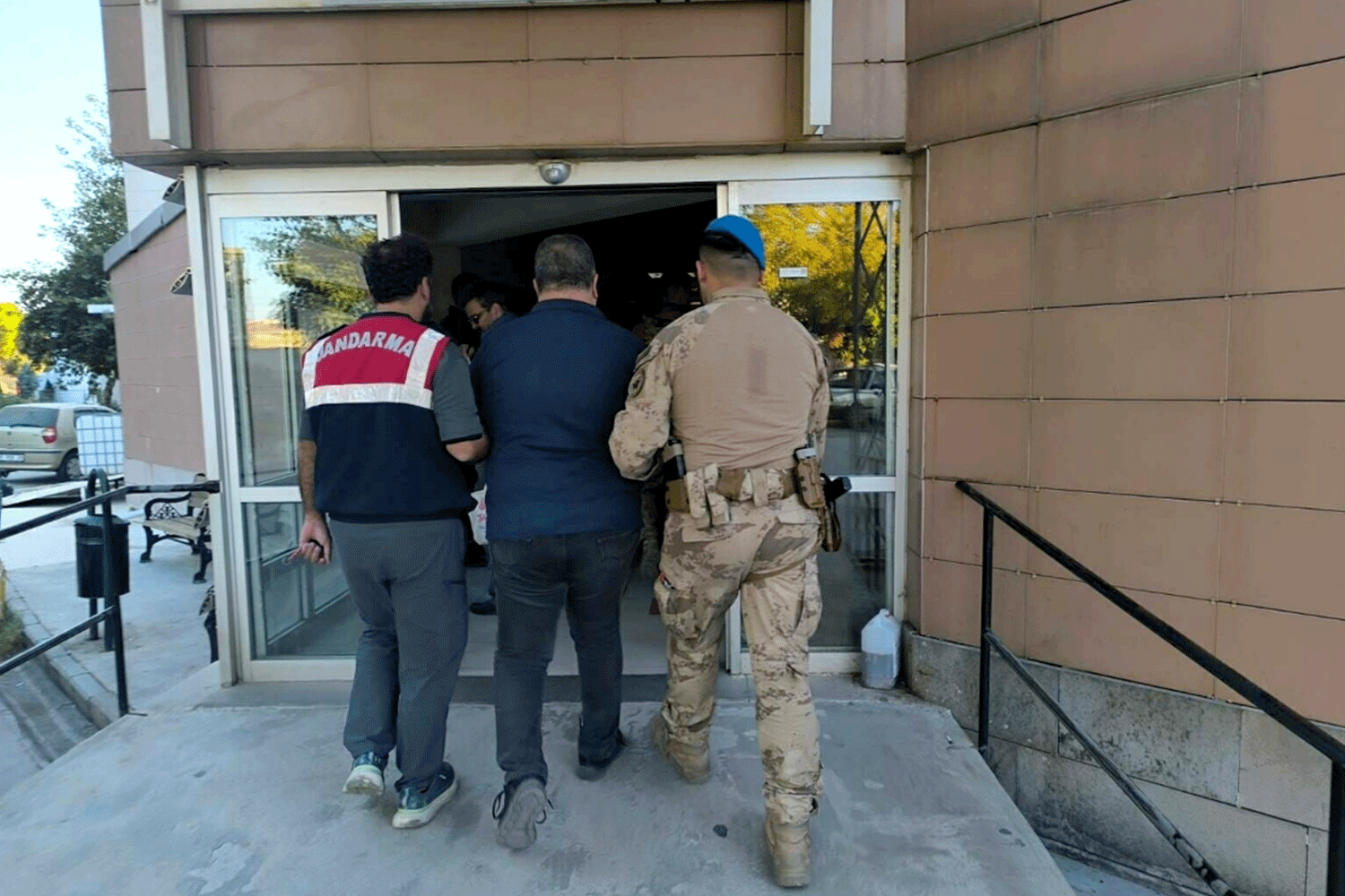 MİT ve Jandarmadan Tire’de şafak operasyonu