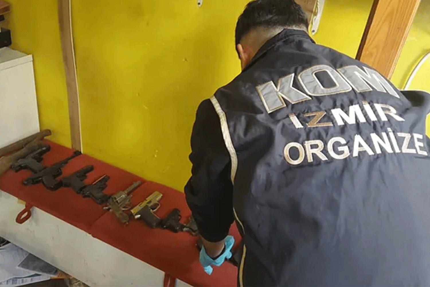 Tire’de depo baskını! Evden cephanelik çıktı