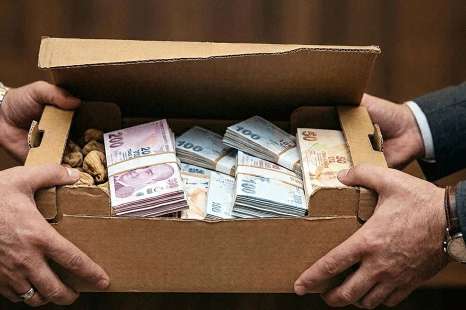Müfettiş incir kutusunda rüşvet alırken yakalandı